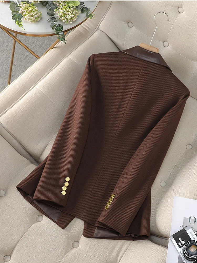 Blazer feminino de alfaiataria acinturado com botões frontais
