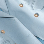 Blazer feminino de alfaiataria acinturado com botões frontais
