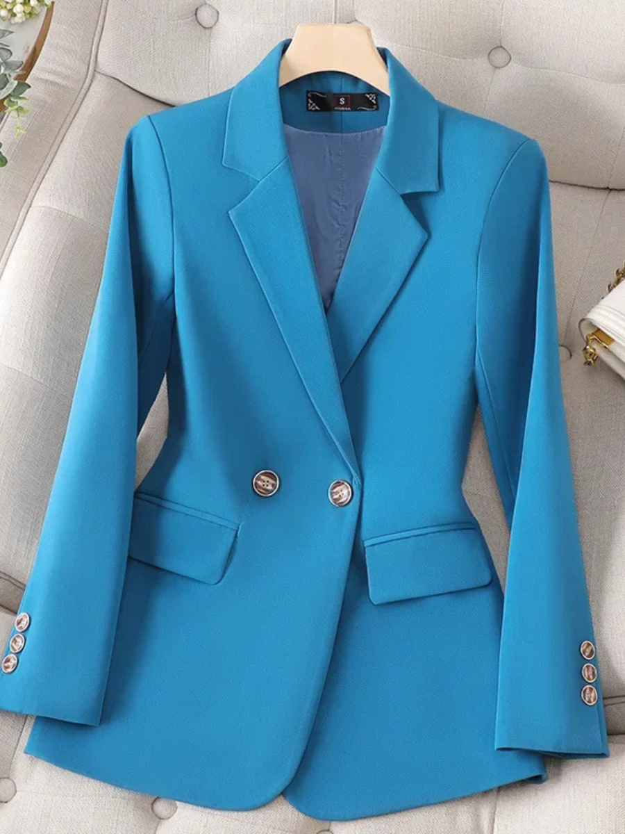 Blazer feminino de alfaiataria acinturado com botões frontais
