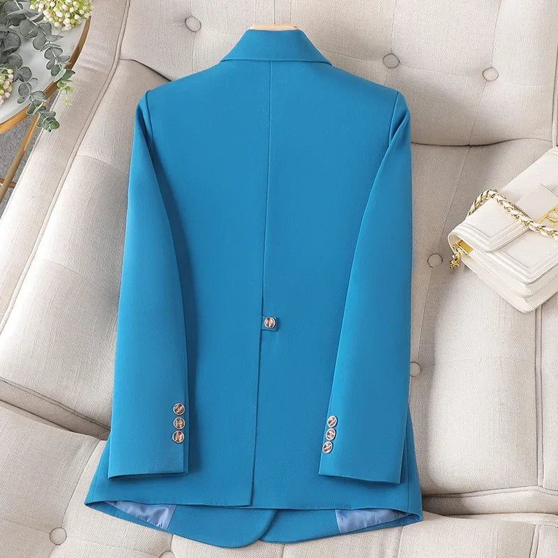 Blazer feminino de alfaiataria acinturado com botões frontais
