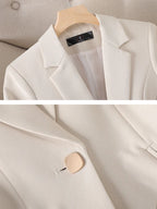 Blazer feminino de alfaiataria acinturado com botões frontais
