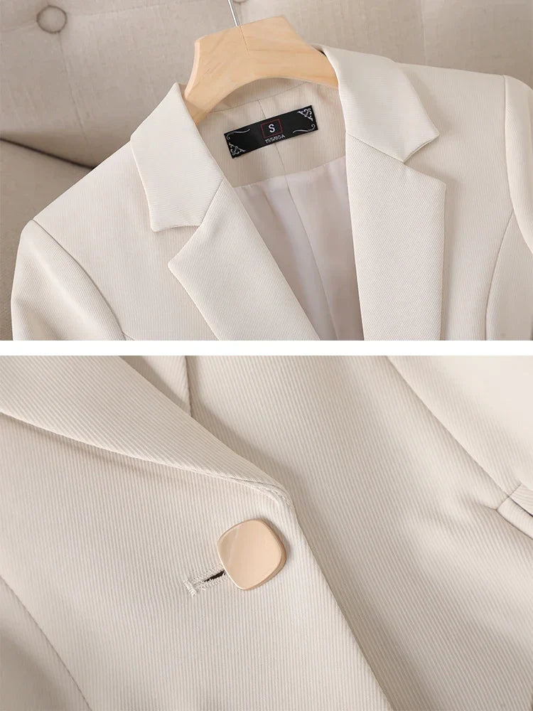 Blazer feminino de alfaiataria acinturado com botões frontais
