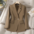 Blazer feminino de alfaiataria acinturado com botões frontais
