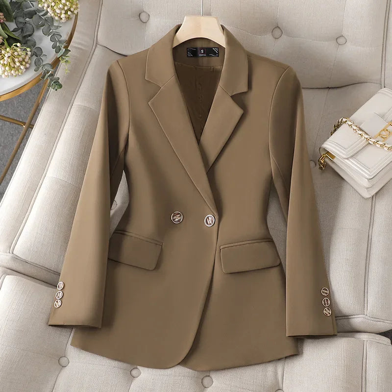 Blazer feminino de alfaiataria acinturado com botões frontais
