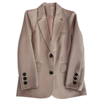 Blazer feminino de alfaiataria acinturado com botões frontais
