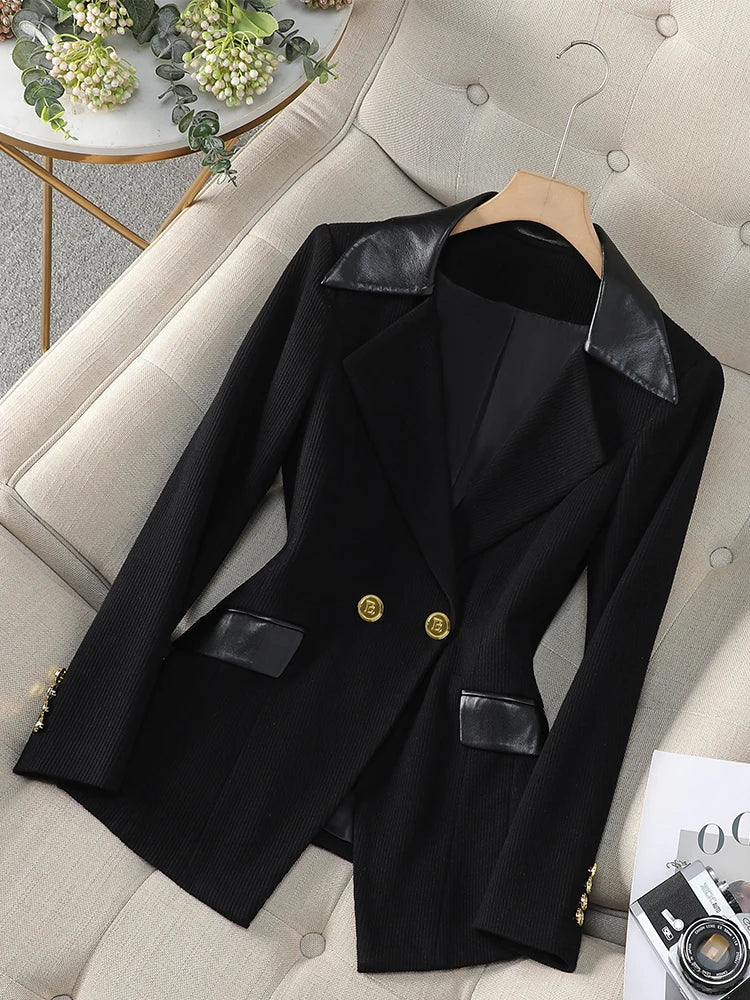 Blazer feminino de alfaiataria acinturado com botões frontais
