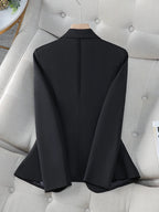 Blazer feminino de alfaiataria acinturado com botões frontais
