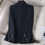 Blazer feminino de alfaiataria acinturado com botões frontais
