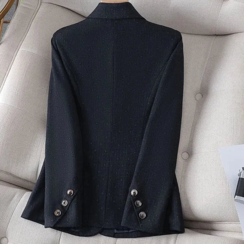 Blazer feminino de alfaiataria acinturado com botões frontais
