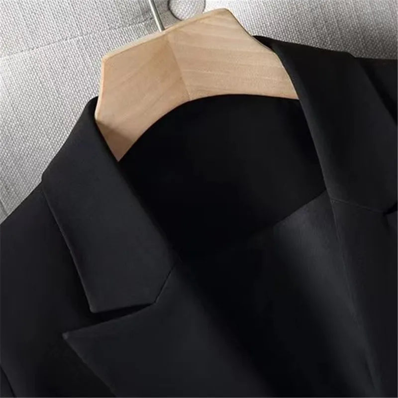 Blazer feminino de alfaiataria acinturado com botões frontais
