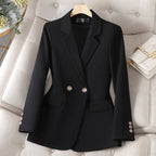 Blazer feminino de alfaiataria acinturado com botões frontais
