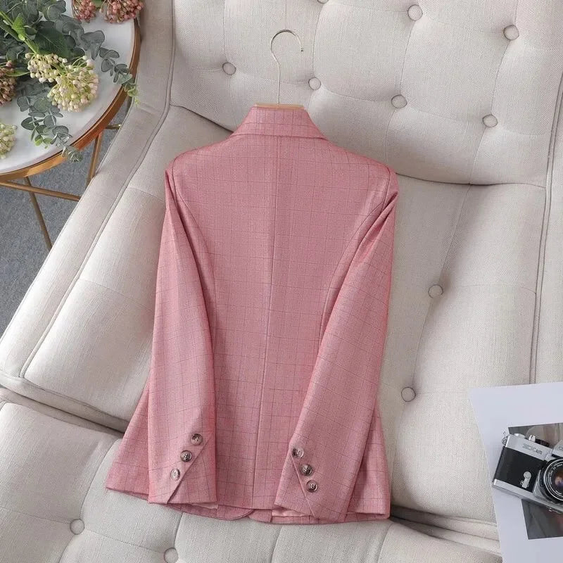 Blazer feminino de alfaiataria acinturado com botões frontais
