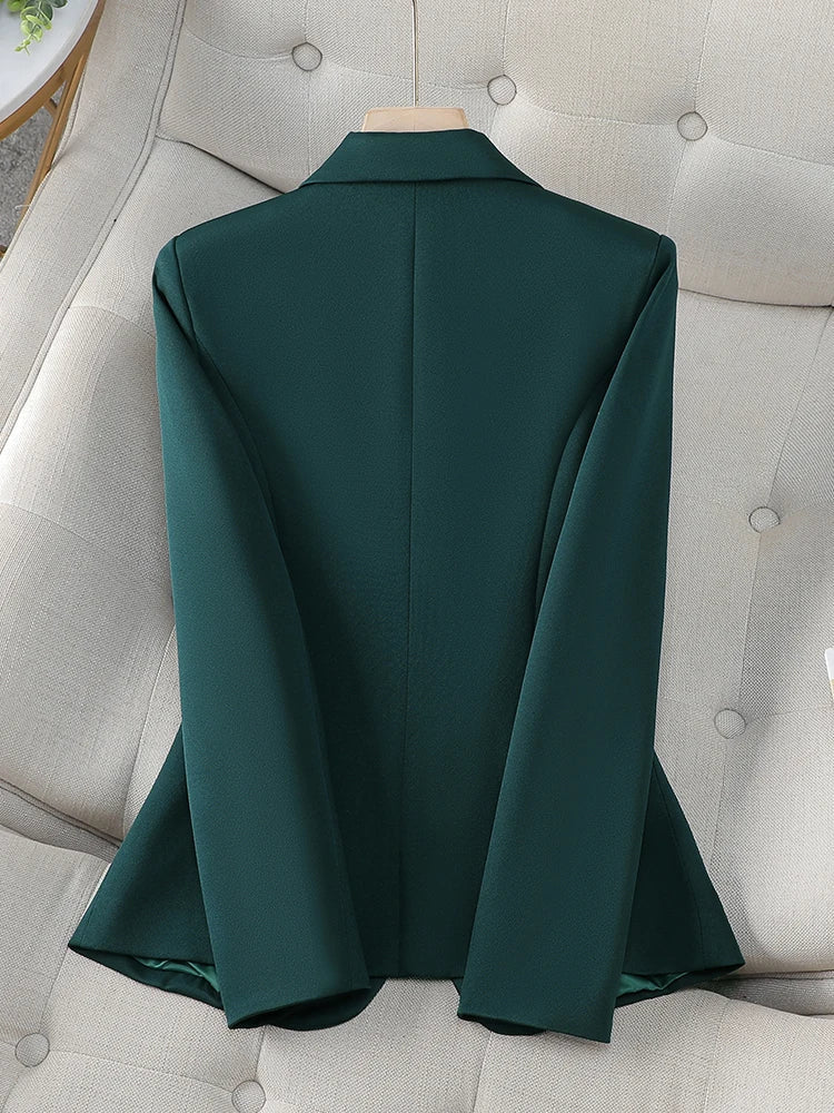 Blazer feminino de alfaiataria acinturado com botões frontais
