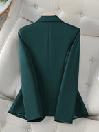 Blazer feminino de alfaiataria acinturado com botões frontais
