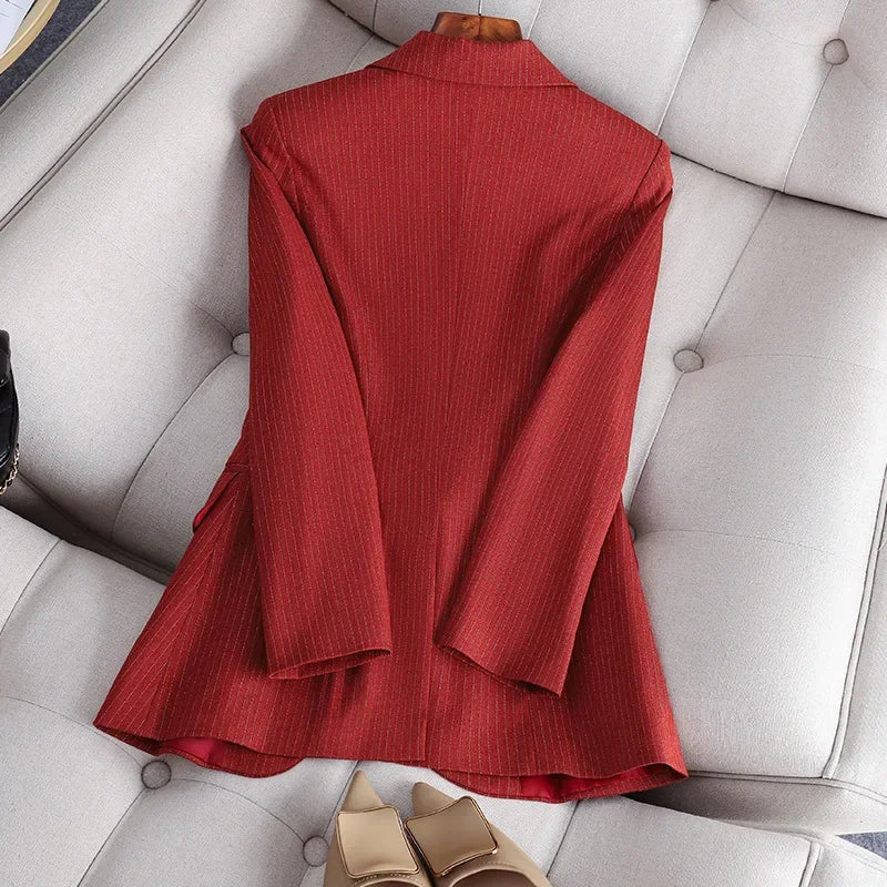 Blazer feminino de alfaiataria acinturado com botões frontais
