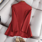 Blazer feminino de alfaiataria acinturado com botões frontais
