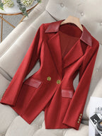 Blazer feminino de alfaiataria acinturado com botões frontais
