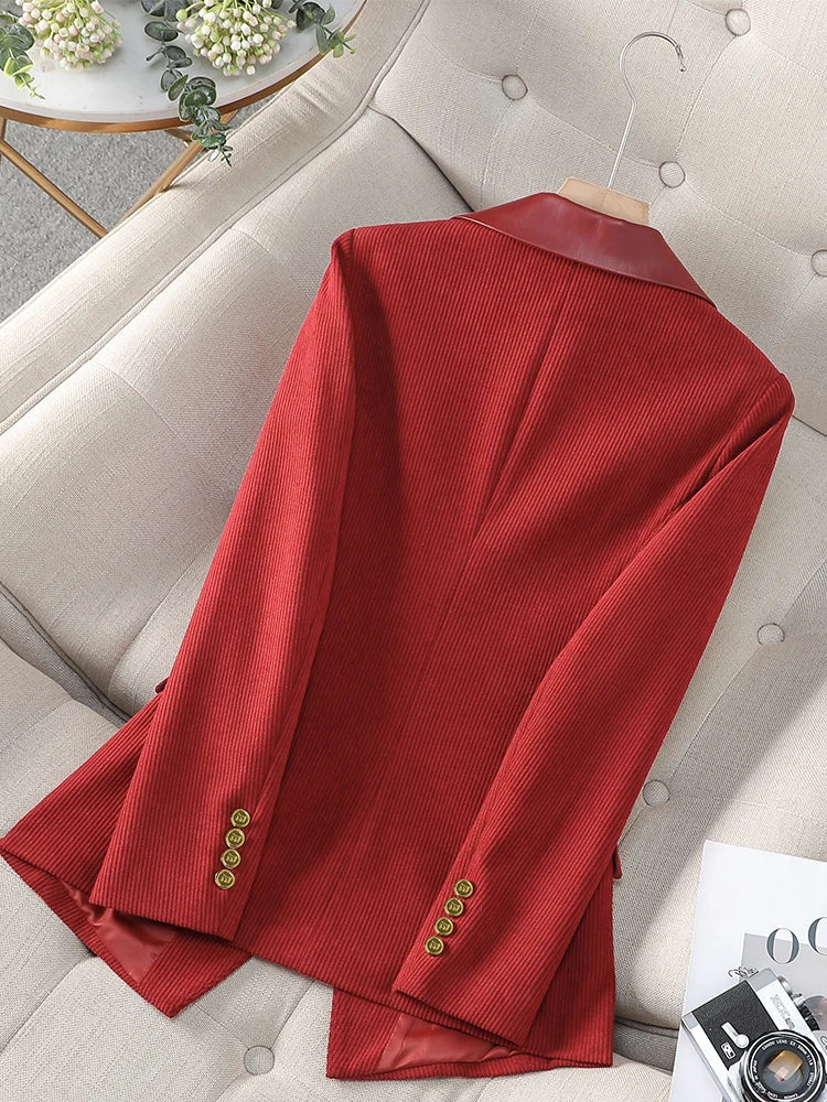 Blazer feminino de alfaiataria acinturado com botões frontais
