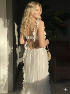 Vestido feminino branco midi com aplicações florais e alças delicadas

