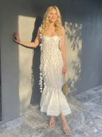 Vestido feminino branco midi com aplicações florais e alças delicadas

