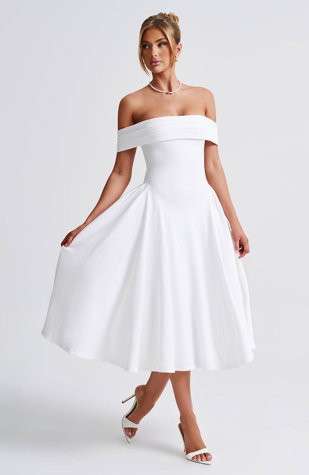 Vestido feminino branco midi com decote ombro a ombro e saia evasê
