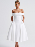Vestido feminino branco midi com decote ombro a ombro e saia evasê
