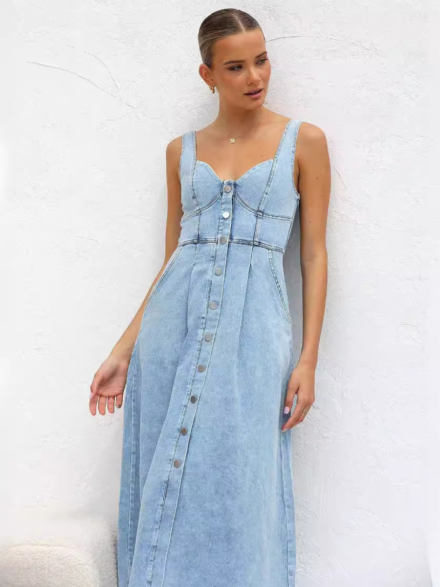 Vestido feminino jeans azul claro midi com botões frontais

