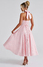 Vestido feminino rosa midi com saia rodada e decote halter
