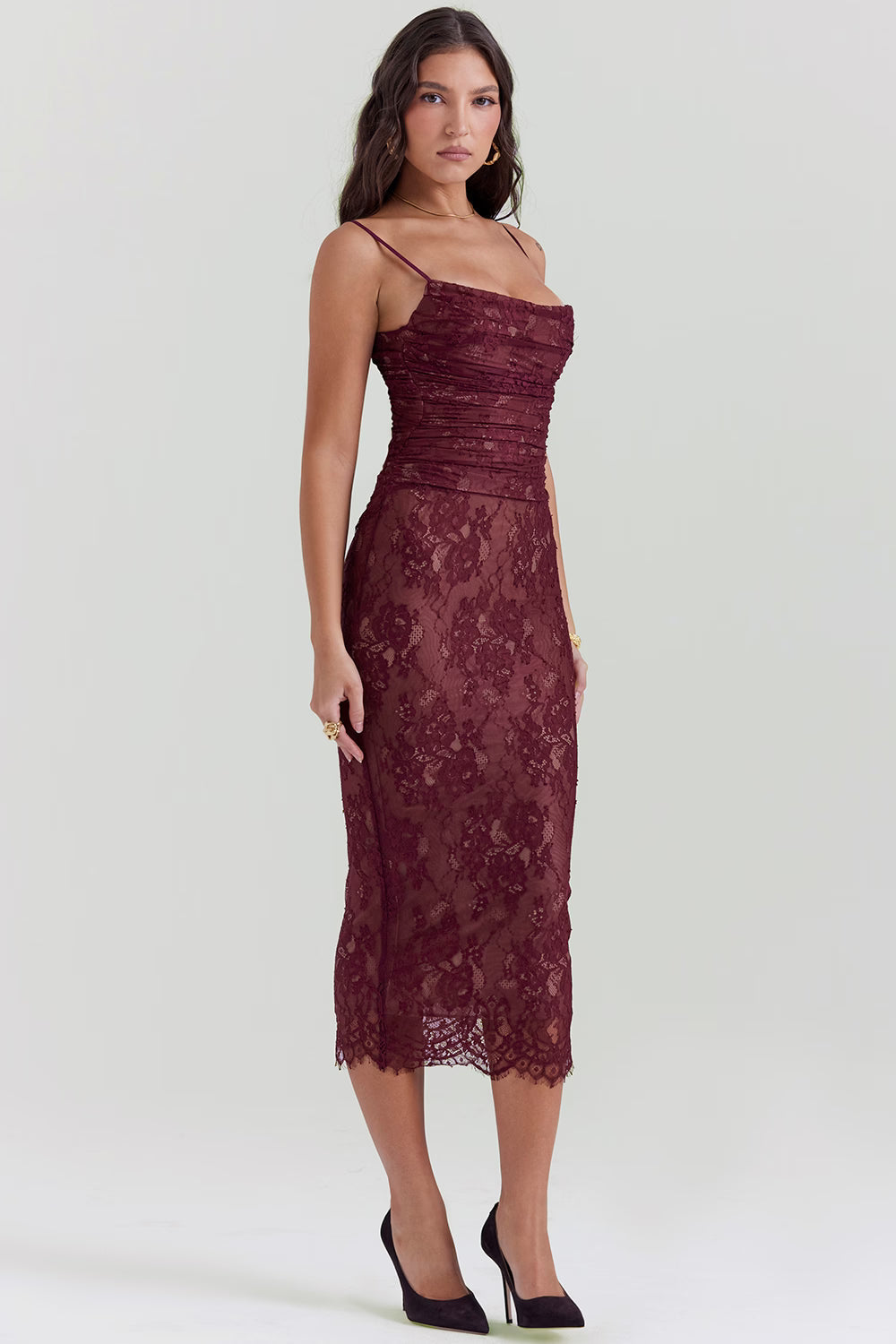 Vestido feminino vinho midi em renda com mangas longas
